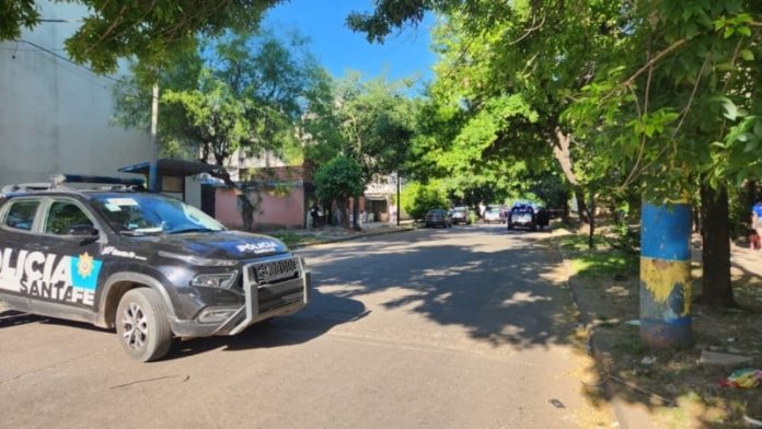 Asesinaron a tiros a un joven en Rosario y detuvieron a tres sospechosos con drogas