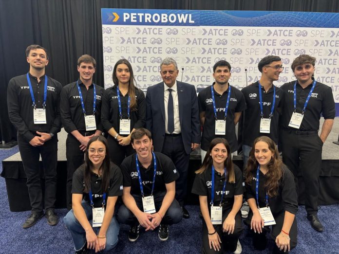 Cinco estudiantes universitarios argentinos ganaron el Mundial de Ingeniería en petróleo 2025