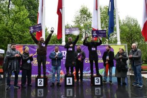 Copas, bandejas, camas y destreza: Temuco celebró su clásica Corrida de Garzones y Garzonas y agregó nueva competencia