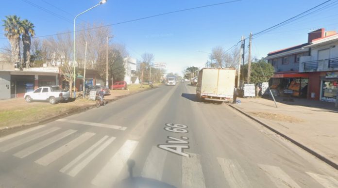 Delincuentes atacaron a golpes a un hombre para robarle la moto en La Plata