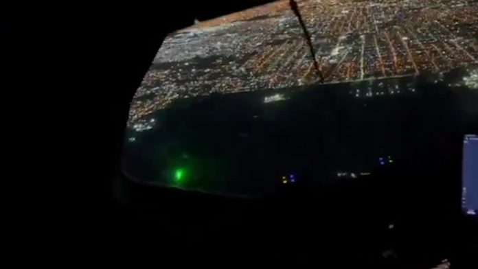 Denuncian que apuntan con láser a los aviones cuando aterrizan en el Aeropuerto Internacional de Ezeiza