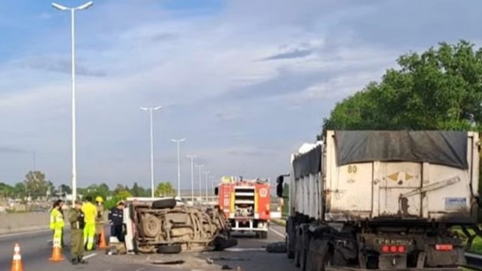 Dos personas murieron en un accidente en el Acceso Oeste: trabajan peritos y bomberos