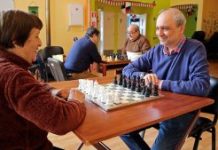 Jugada maestra: Carmen, de 91 años, inspira a compañeros y el ajedrez es ahora clave del envejecimiento activo en Temuco