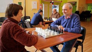 Jugada maestra: Carmen, de 91 años, inspira a compañeros y el ajedrez es ahora clave del envejecimiento activo en Temuco