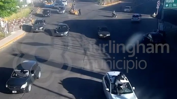 Locura al volante en Hurlingham: chocaron, discutieron y lo llevó en el capot por seis cuadras