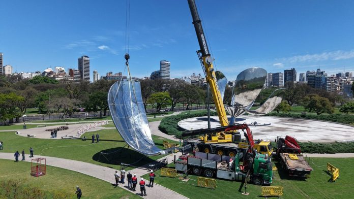 Por agua y por tierra: la Floralis Genérica recuperó su primer pétalo y avanza en su restauración