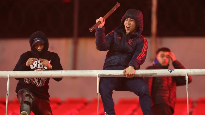Prohibieron el ingreso a las canchas a más de 80 hinchas de la Universidad de Chile por los incidentes ante Independiente