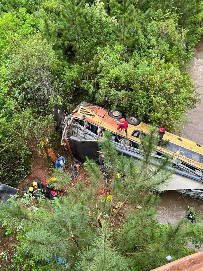 Tragedia en Misiones: un colectivo embistió a un auto, cayó a un arroyo y dejó al menos 2 muertos y 25 heridos
