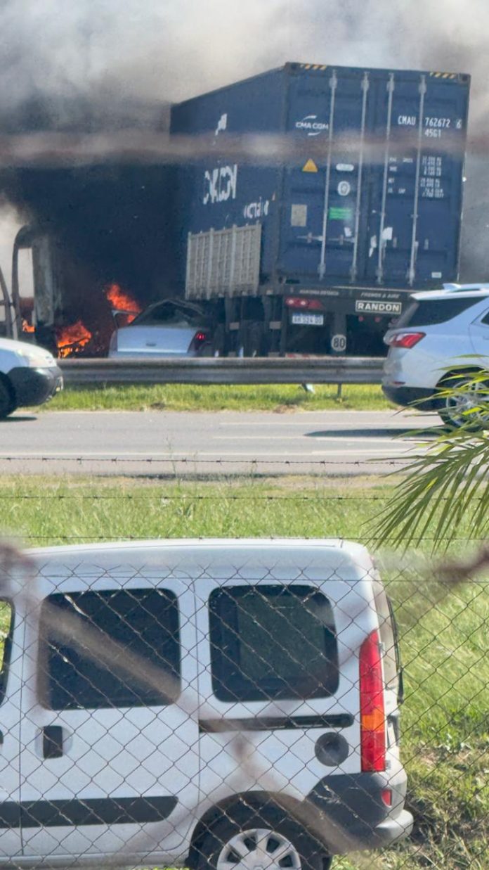 Trágico choque en Panamericana entre dos camiones y dos autos: hay al menos tres muertos