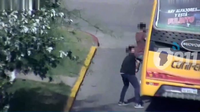 Video: le hicieron “piecito”, saltó por la ventana de un colectivo y robó un celular en Córdoba