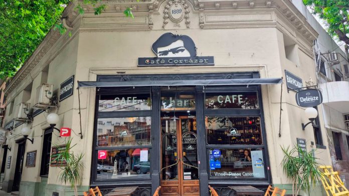 Cafetines de Buenos Aires: el rincón dedicado a Cortázar que es resistencia cultural e invita a sumergirse en el mundo del escritor