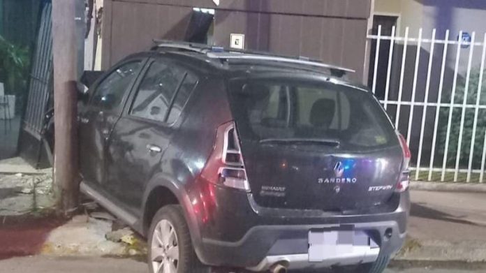 Chocó contra dos casas en Córdoba y su familia atacó a la Policía