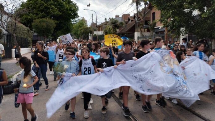 Familiares y compañeros del colegio marcharon para pedir justicia por el niño que murió en un club de Quilmes