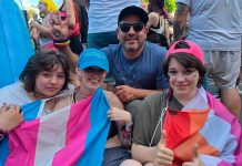 Más allá del baile y la purpurina, el amor: historias de madres, padres, hijos e hijas trans en la Marcha del Orgullo