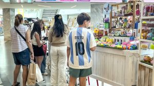 Se enfría el «turismo de compras» argentino en Chile y comercio prevé menores ventas a fin de año