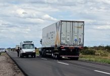 Una camioneta chocó a un camión de atrás, se cruzó de carril e impactó de frente contra otro camión en Mendoza: un muerto