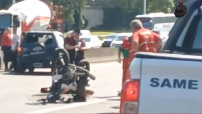 Video: el jefe de la barra de Gimnasia chocó con un auto mientras circulaba con su moto
