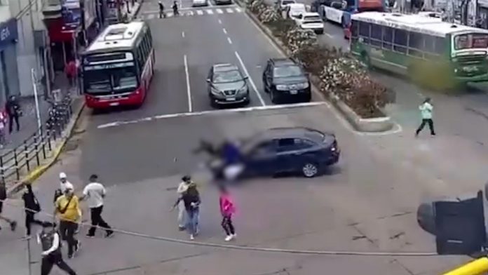 Video: manejaba en ojotas, perdió el control de su auto y atropelló a tres mujeres que cruzaban la calle