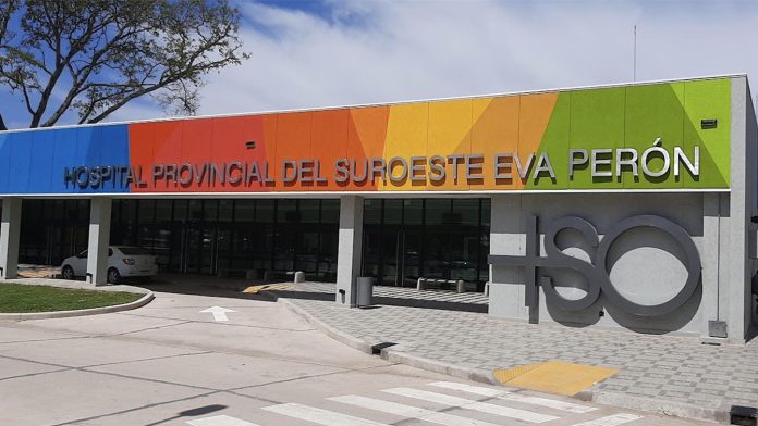 Activaron un pedido de captura contra un hombre acusado de fracturarle el brazo a su bebé y agredir a su pareja