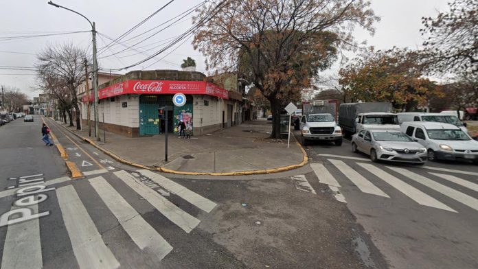 Choque fatal en Nueva Pompeya: un motociclista murió tras chocar con un camión