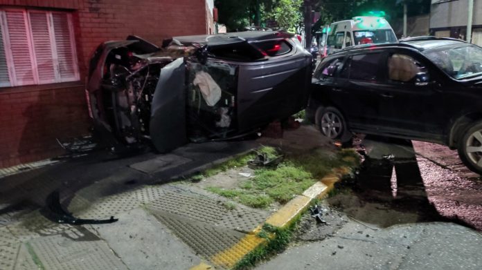 Choque y vuelco en Flores: atropelló a una familia que caminaba por la calle y hay una mujer en grave estado