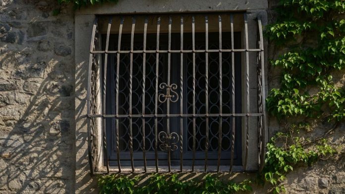 Delincuentes ingresaron a una casa de La Plata mientras el dueño dormía y se llevaron hasta las ollas