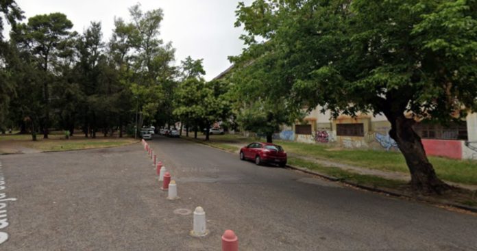 Dos delincuentes asaltaron y abusaron sexualmente de un hombre en La Plata