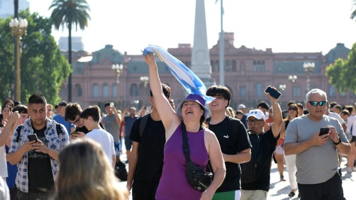 Gritos, banderas argentinas y celulares al aire: así se vivió en Plaza de Mayo el paso de los aviones caza F-16