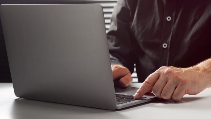 Prometían falsas inversiones y estafaron a una pareja de La Plata: el dinero pertenecía a una herencia familiar