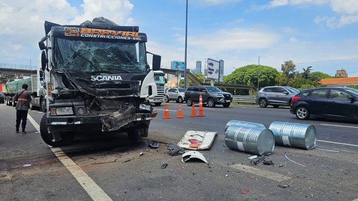 Choque múltiple en la avenida Cantilo: tres camiones y un auto, con heridos y tránsito reducido