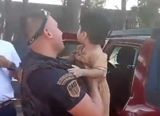 Dejaron a su nieto de 2 años sin ventilación y encerrado en la camioneta: la policía rompió un vidrio para rescatarlo