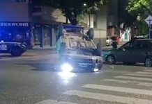 Demoraron a un conductor que volcó en Liniers, luego de haber chocado a un vehículo estacionado