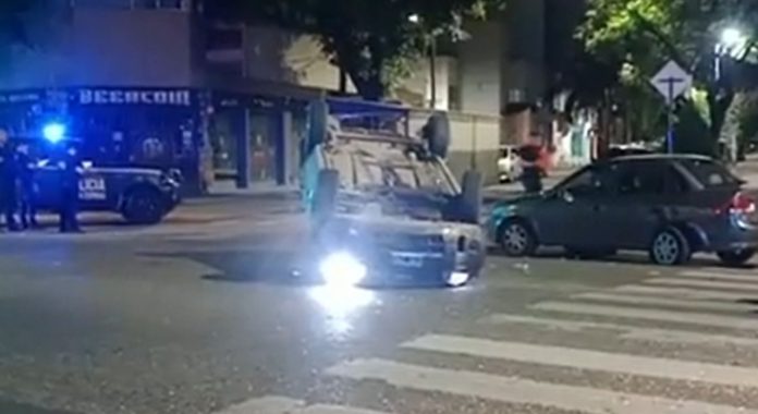 Demoraron a un conductor que volcó en Liniers, luego de haber chocado a un vehículo estacionado
