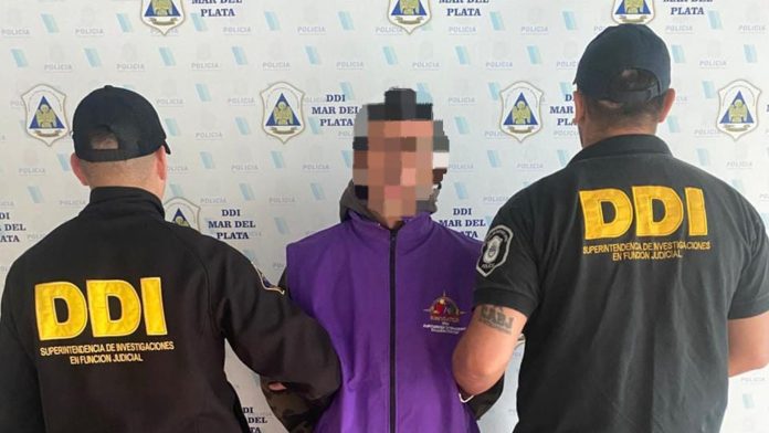 Desnudó, ató y mató a un hombre en su casa de Mar del Plata: cayó por sus zapatillas