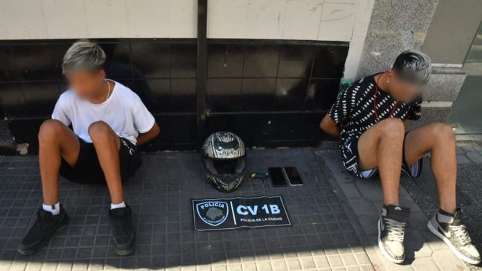 Detuvieron a dos adolescentes con antecedentes que intentaron robar una moto en el centro porteño