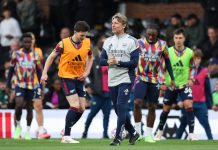 El eufórico festejo de Gabriel Heinze tras la victoria del Arsenal en el clásico frente al Tottenham