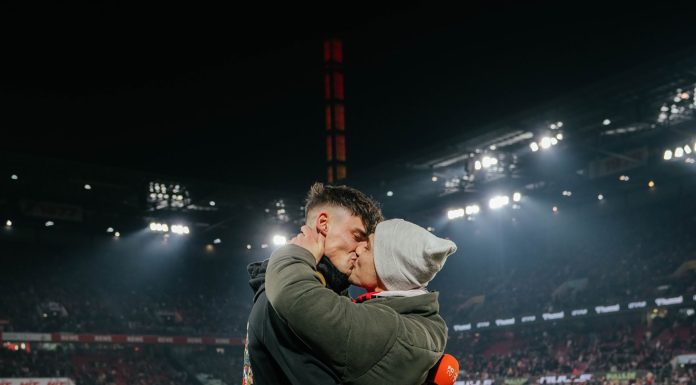 El impensado conflicto que se desató con el árbitro que le pidió matrimonio a su novio durante un partido en Alemania