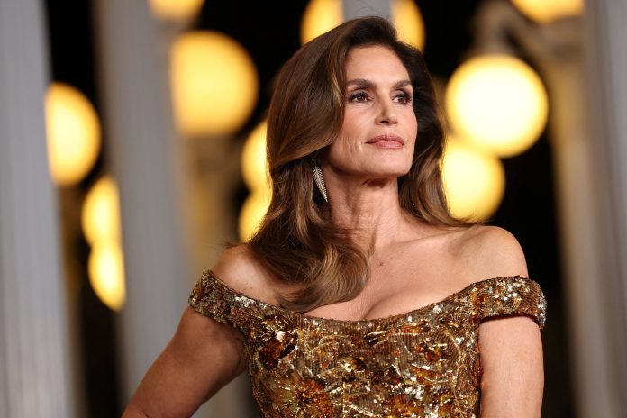 Empezó a modelar porque necesitaba trabajo y se transformó en la musa de los grandes diseñadores: los 60 años de Cindy Crawford