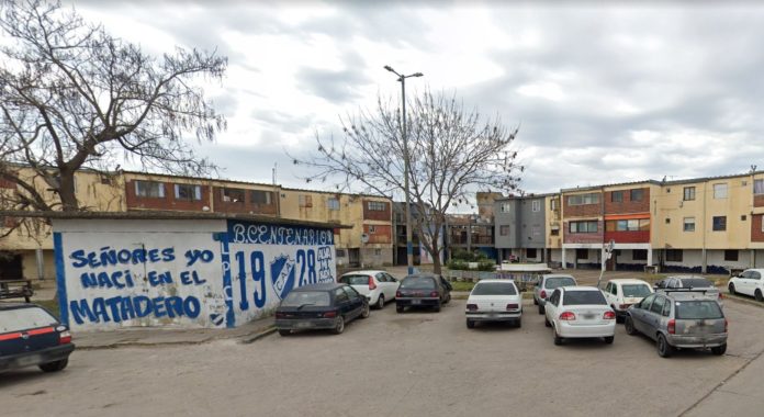 Golperaron a una persona, los vecinos los atacaron a piedrazos y quedaron detenidos tras pedir ayuda a la Policía