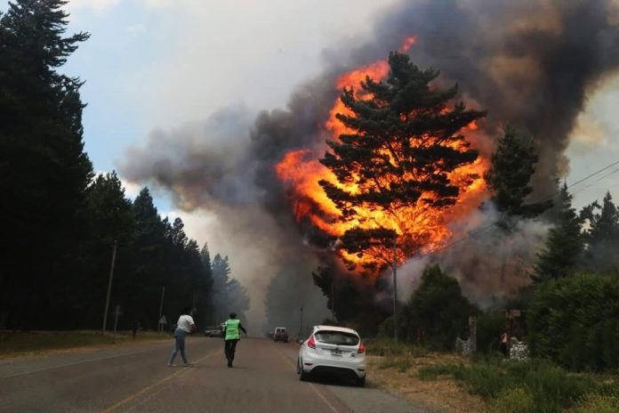 Incendios en Chubut: brigadistas retoman el combate y esperan con optimismo dos jornadas de lluvia leve