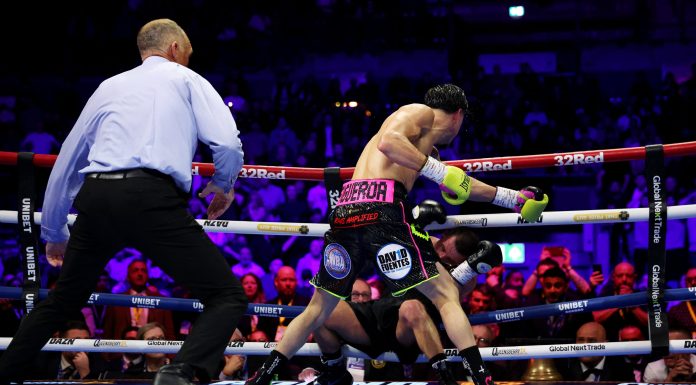 Tenía la pelea perdida, pero un mensaje lo motivó y superó por nocaut a su rival en el último round para ser campeón del mundo