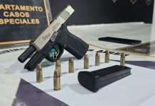 Tres delincuentes portaban un arma de guerra por las calles de Merlo y cayeron por circular con una patente adulterada