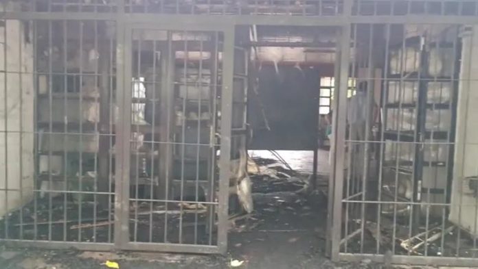 Un feroz incendio arrasó con el techo y algunas aulas de una escuela en Mendoza
