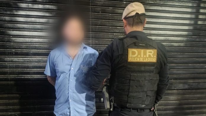 Un hombre viajó colgado de un camión en plena autopista 25 de mayo y una mujer logró filmarlo: “Se reía y se burlaba”