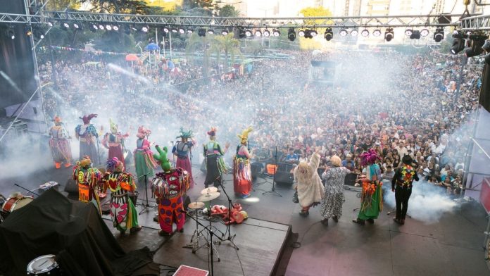 Una fiesta solidaria por el carnaval reunió a miles de personas en Lomas de Zamora