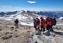 Video: la arriesgada maniobra que hizo un grupo de rescatistas para asisistir a un guía en el Aconcagua