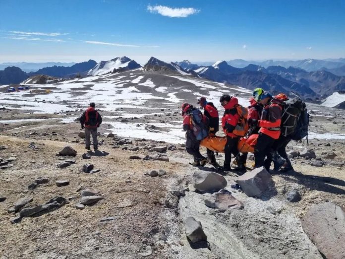 Video: la arriesgada maniobra que hizo un grupo de rescatistas para asisistir a un guía en el Aconcagua